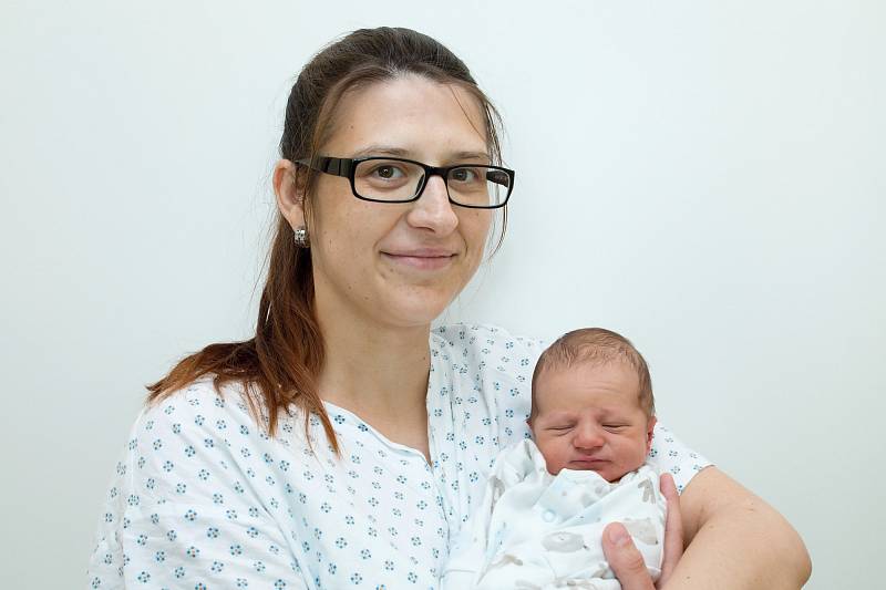 Oskar Münster (3,2 kg a 52 cm) je od 13.4. od 22:03 jméno prvního miminka Lucie a Tomáše z Vysokého Mýta.