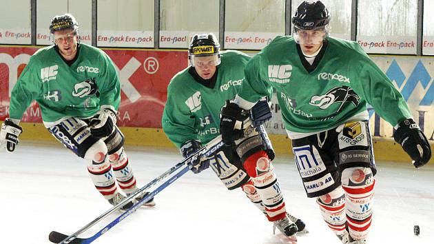 Chrudimští hokejisté absolvovali první trénink na ledě - zprava Šafařík, Horák a Kuncl.