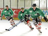 Chrudimští hokejisté absolvovali první trénink na ledě - zprava Šafařík, Horák a Kuncl.