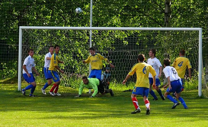 Z utkání I. B třídy Kameničky - Třemošnice 1:2.