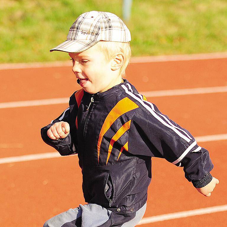 Dvě stovky předškoláků z mateřinek si na letním stadionu v Chrudimi mohly při Ateltickém dni vyzkoušet různé atletické disciplíny.