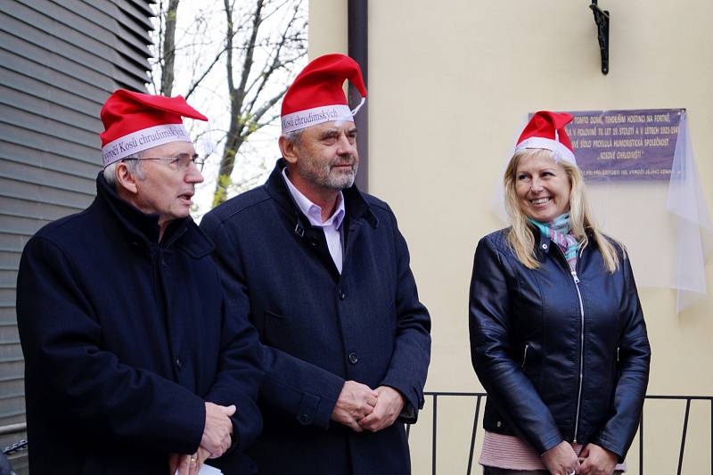 Odhalení pamětní deska na hotelu Fortna ke 150. výročí ustavení stolní společnosti Kosů chrudimských.