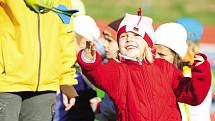 Dvě stovky předškoláků z mateřinek si na letním stadionu v Chrudimi mohly při Ateltickém dni vyzkoušet různé atletické disciplíny.