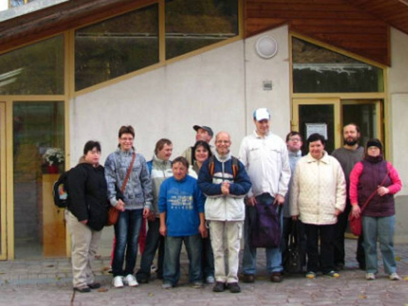 Klienti i s pracovníky Momo Chrudim před novým sídlem na Palackého třídě. 