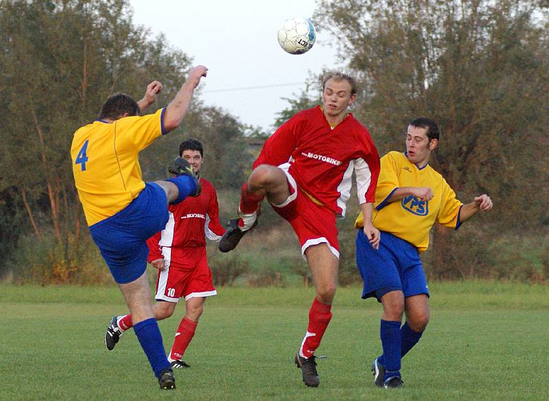 Z fotbalového utkání Rosice - Stolany B 1:2. 