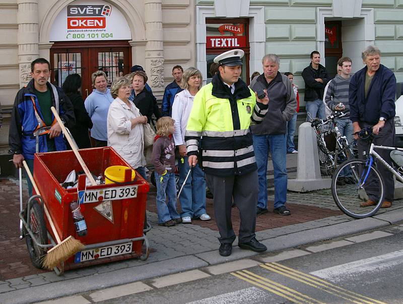 Protestující zablokovali na 15 minut dopravu na neustálým přecházením po přechodech pro chodce kolem jednoho z dopravně nejvytíženějších kruhových objezdů v Chrudimi u výpadovky na Pardubice.