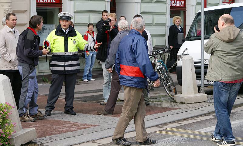 Protestující zablokovali na 15 minut dopravu na neustálým přecházením po přechodech pro chodce kolem jednoho z dopravně nejvytíženějších kruhových objezdů v Chrudimi u výpadovky na Pardubice.