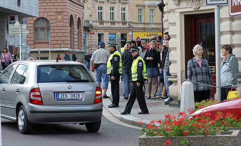 Protestující zablokovali na 15 minut dopravu na neustálým přecházením po přechodech pro chodce kolem jednoho z dopravně nejvytíženějších kruhových objezdů v Chrudimi u výpadovky na Pardubice.