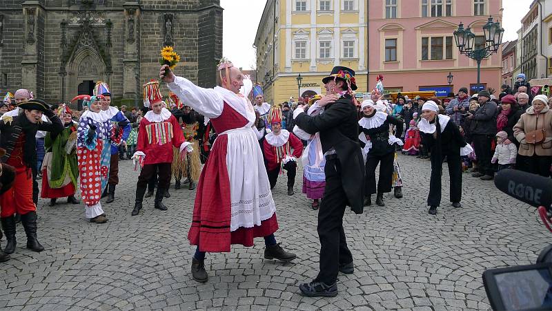 Masopustní obchůzku v Chrudimi obstaral tradičně folklorní soubor Kohoutek.