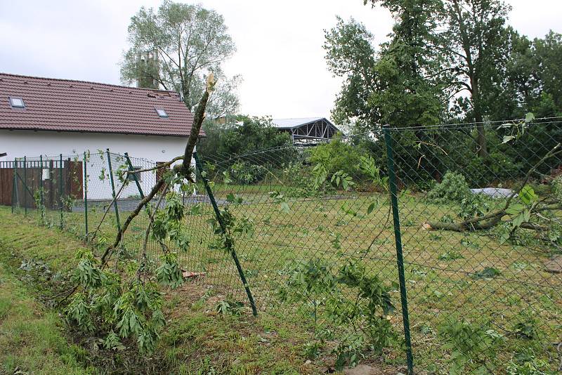 Rosice a Synčany. Polámané stromy, zničené střechy. "Uzavřena je aktuálně cesta Rosice Synčany kolem hřiště, Synčany - rybník a cyklostezka Rosice - Chrast. Prosím, dávejte pozor, nechoďte " na o hlídku" vesnice. Všude hrozí pády stromů a větví, střešní k