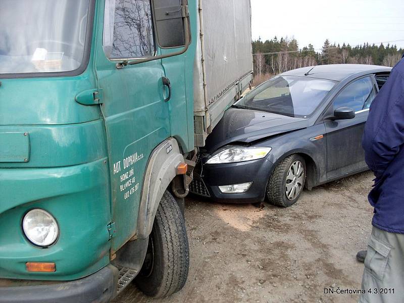 Mezi Krounou  aHlinskem se srazilo nákladní a osobní auto