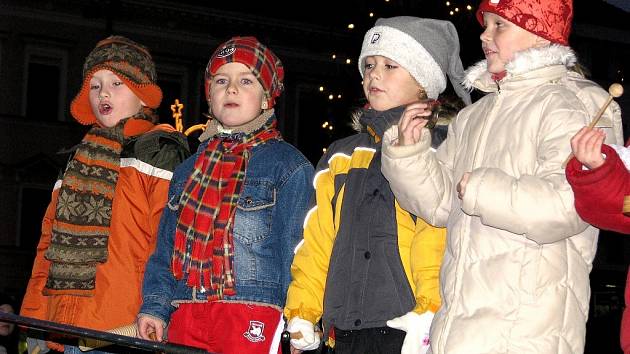Pod vánočním stromkem zněly koledy a jiné písničky v podání dětí z MŠ Na Valech.
