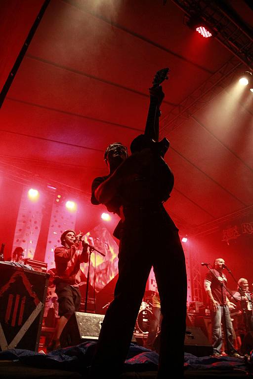 Léto s Rychtářem 2012 zakončil oblíbený koncert kapely Tři Sestry.