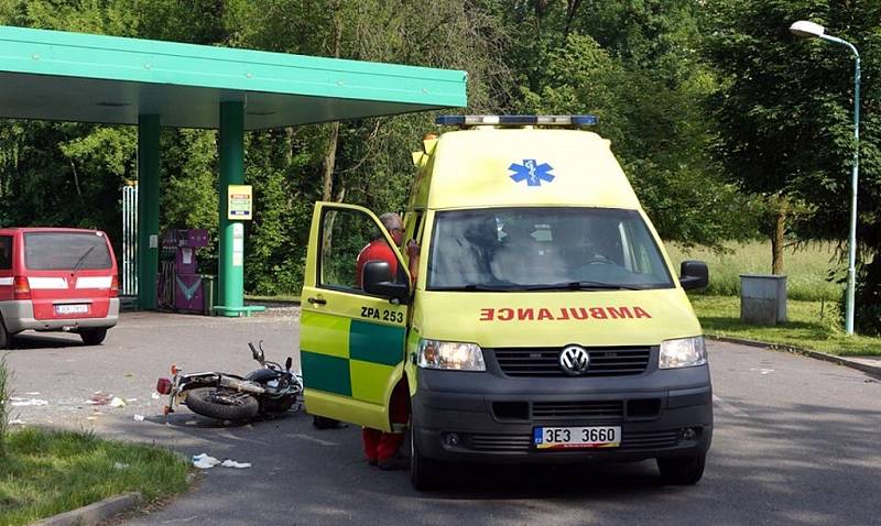 Motorkář se při nehodě u Heřmanov Městce těžce zranil. 