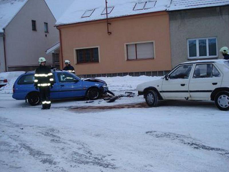 Hasiči ve Vysokém Mýtě zasahovali v ulici Českých Bratří u kolize dvou osobních vozidel, Škoda Favorit a Ford Escort .