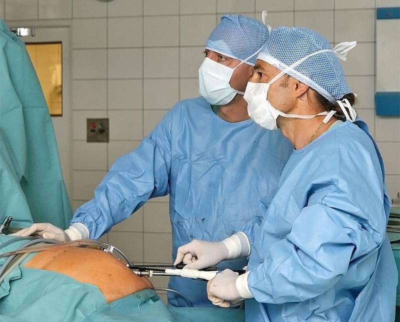 Unikátní operace. Tomáš Verner a Vladimír Ninger provedli laparoskopickou operace žlučníku jediným vpichem.