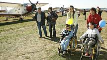 DEN NA SKUTEČSKÉM LETIŠTI se vydařil, na své si přišel opravdu každý. Vždyť do kabin letadel usedly i děti, které jsou po většinu času odkázané na invalidní vozík. Program moderoval Petr Jančařík