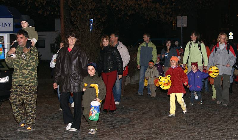 Lampiónový průvod pod názvem "Ukladání broučků" pořádaný chrudimským Mama klubem přilákal stovky dětí i jejich rodičů.