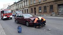 Na Palackého třídě v Chrudimi se srazila čtyři osobní auta.