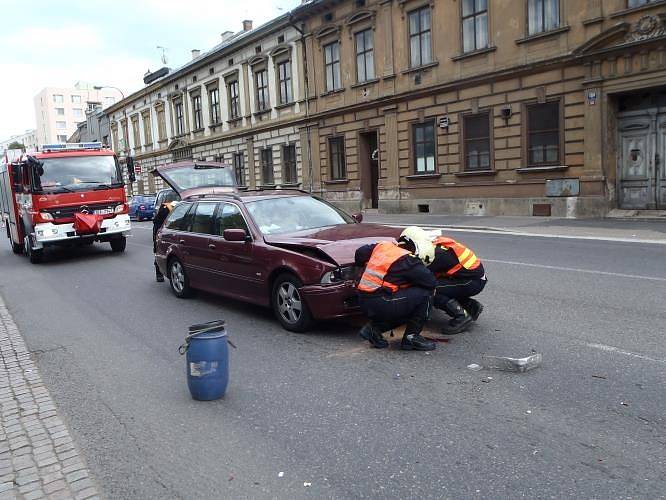 Na Palackého třídě v Chrudimi se srazila čtyři osobní auta.