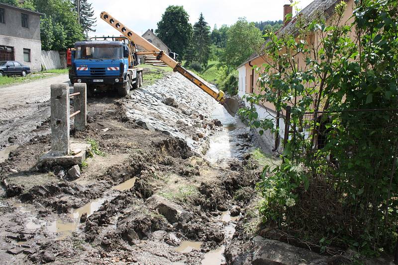 Vylitý a rozbouřený Podolský potok odnesl ve Vápenném Podolu celou silnici, vydlážděnou masivními žulovými kostkami. Místy proud během chvíle vyhloubil až metrové koryto. Vytopil rovněž dva domy.