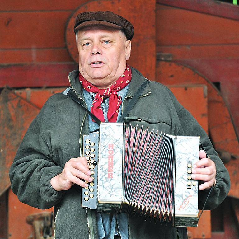 VESELOKOPECKÝ JARMARK. Veselý Kopec o víkendu patřil tradičnímu jarmarku. Tentokrát se lidé mohli těšit na prodej výrobků pozvaných a pečlivě vybraných lidových řemeslníků a ukázky výroby. 