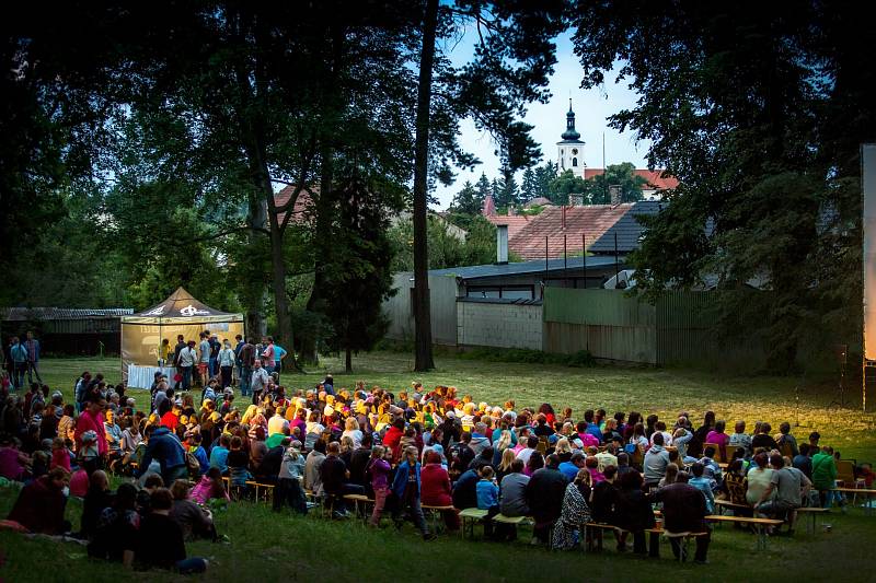 Letní kino v Hrochově Týnci nemá o diváky nouzi.