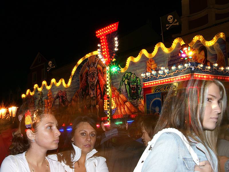 Pouťové atrakce na chrudimském Resselově náměstí lákaly návštěvníky i v sobotu večer.