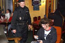 Strážníci MP Chrudim kontrolovali podávání alkoholu mladistvým v restauracích a barech po celé Chrudimi.