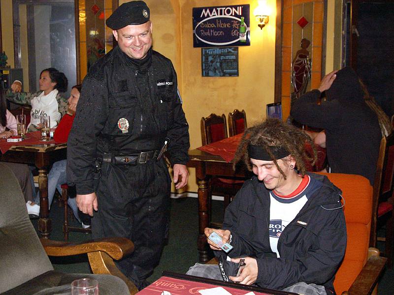 Strážníci MP Chrudim kontrolovali podávání alkoholu mladistvým v restauracích a barech po celé Chrudimi.