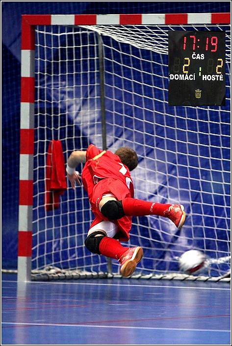 Era-Pack Chrudim porazil v osmifinále futsalového Poháru ČMFS Torf Pardubice na jeho půdě 6:3.