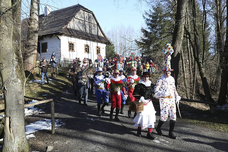 Ve skanzenu na Veselém Kopci předvedli tradiční masopustní obchůzku maškary ze Studnic u Hlinska.