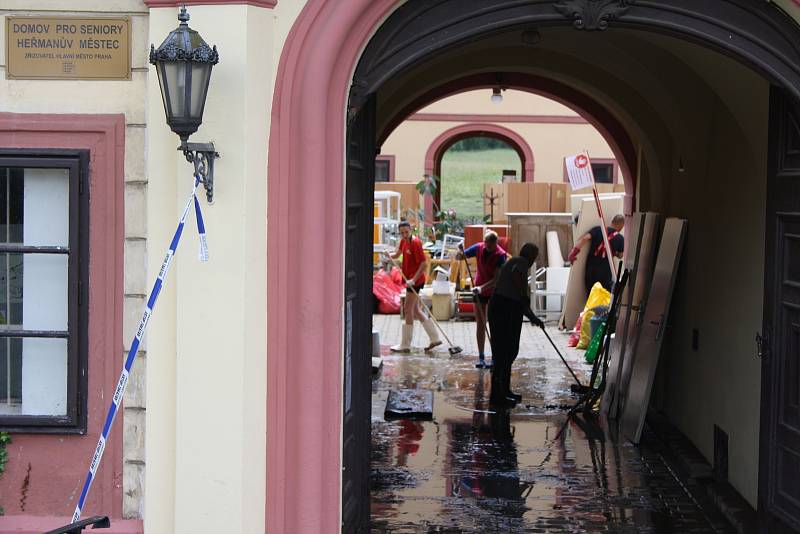 V heřmanoměsteckém domově důchodců se celý den uklízelo. Nejhorší nebyla voda, ale všudypřítomné bahno. Voda tu na nádvoří dosáhla metrové výšky.