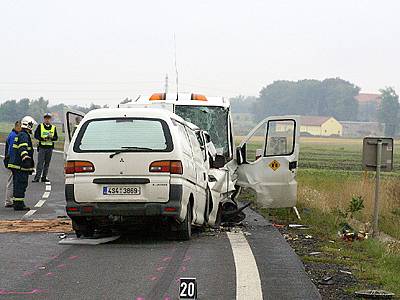 Srážka dvou dodávek u Medlešic měla pro jednoho z řidičů tragický konec.