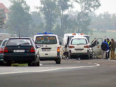 Srážka dvou dodávek u Medlešic měla pro jednoho z řidičů tragický konec.