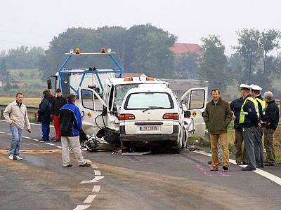 Srážka dvou dodávek u Medlešic měla pro jednoho z řidičů tragický konec.