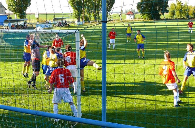 Z fotbalového utkání I.B třídy Rozhovice - Mikulovice. 