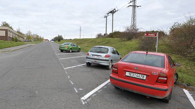 Příjezdová komunikace k sídlišti Větrník. Nově jsou na ní vyznačena šikmá stání.