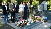 V sobotu 25. dubna 2009 odpoledne se konal pietní akt u hrobu Jaroslava Doubravy při příležitosti 100 výročí jeho narození.