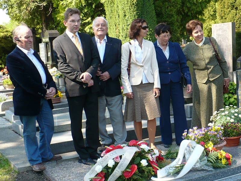 V sobotu 25. dubna 2009 odpoledne se konal pietní akt u hrobu Jaroslava Doubravy při příležitosti 100 výročí jeho narození.
