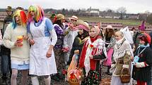 Masopustní veselí zažily v sobotu i Rosice u Chrasti. Průvod masek vyrazil na obchůzku od zdejší školy.