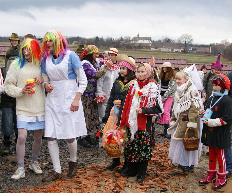 Masopustní veselí zažily v sobotu i Rosice u Chrasti. Průvod masek vyrazil na obchůzku od zdejší školy.