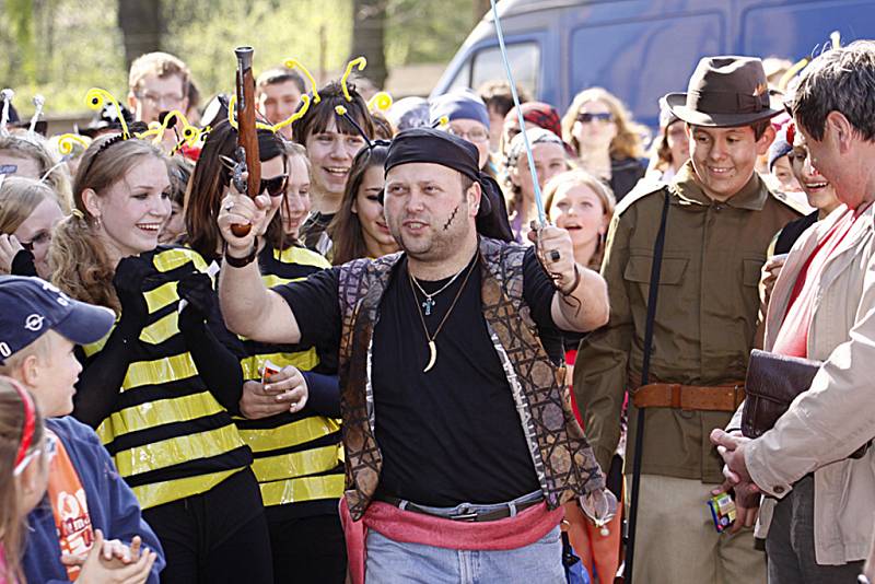 Průvod masek tradičního hlineckého studentského Majálesu vyšel od budovy gymnázia, odkud zamířil do pivovaru. 