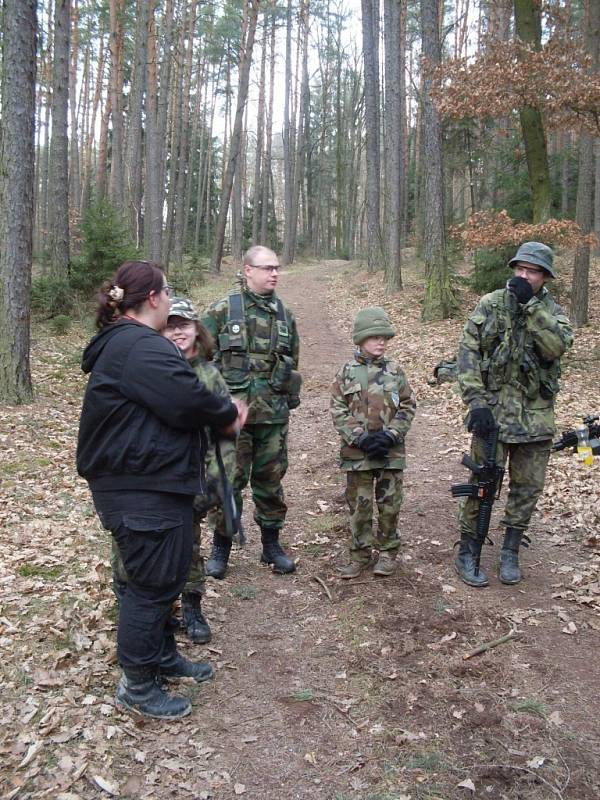 Brigáda zvláštního určení učí děti a mládež zvládat přežití v přírodě  v lese. 