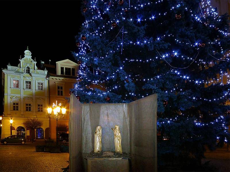 Na Resselově náměstí v Chrudimi zněly krásné vánoční písně v rámci projektu „Česko zpívá koledy”.
