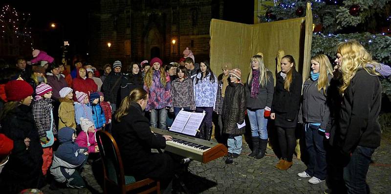 Na Resselově náměstí v Chrudimi zněly krásné vánoční písně v rámci projektu „Česko zpívá koledy”.