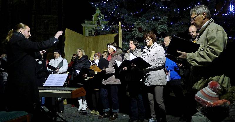 Na Resselově náměstí v Chrudimi zněly krásné vánoční písně v rámci projektu „Česko zpívá koledy”.