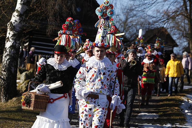 Ve skanzenu na Veselém Kopci předvedli tradiční masopustní obchůzku maškary ze Studnic u Hlinska.