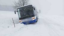 Sníh komplikuje dopravu v kraji. Klášterec nad Orlicí.