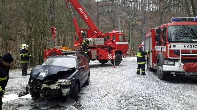 Auto skončilo v potoce.